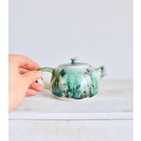 Benutzerdefinierte Blau Grünkeramik Teekanne-Porzellan Mini Teekanne-Espresso Ausgießer-Handgemachte Kleine Teekanne-Grün Keramik Espresso Kanne von WormsCeramics