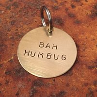Bah Humbug Pet Tag - Handgestempelte Weihnachtliche Hundemarke von WowieGoods