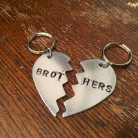 "Handgestempelte Hundemarke "Brothers" - Geschwister Haustier Geschenk." von WowieGoods