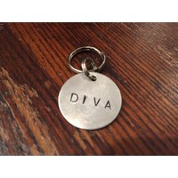 Diva Hundemarke - Handgestempelte Haustiermarke Aus Aluminium von WowieGoods