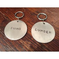 Dumb & Dumber Dog Tag Set - Handgestempeltes Haustier-Etikett Aus Aluminium von WowieGoods