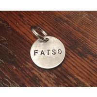 Fatso Handgestempelte Haustiermarke - Lustige Hunde-/Katzenmarke, Aluminium von WowieGoods