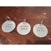 Handgestempelte Hundemarke, Erstgeborenes Mittleres Kind Das Baby, Lustige Haustier-Id von WowieGoods