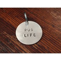 Handgestempelte Hundemarke Mops Life, Aluminium von WowieGoods