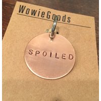 "Handgestempelte Hundemarke "Verwöhnt" - Aus Kupfer, Messing Oder Aluminium." von WowieGoods