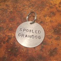 Handgestempelte Spoiled Grandog Haustiermarke - Aluminium, Messing Oder Kupfer von WowieGoods