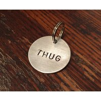 "Handgestempelte "Thug" Hundemarke - Lustige Haustier-Id, Aluminium, Messing, Kupfer." von WowieGoods