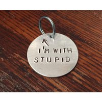 I'm With Stupid Pet Id Tag - Handgestempelte Hunde- Und Katzenmarke von WowieGoods