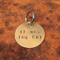 It Was The Cat Haustiermarke - Handgestempelte Hunde-Id Aus Aluminium Messing Kupfer von WowieGoods