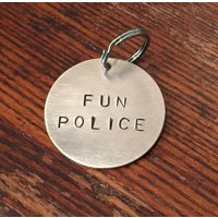 Lustige Polizei Handgestempelte Haustiermarke - Einzigartige Hunde-/Katzen-Id von WowieGoods