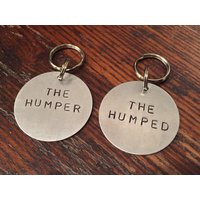 Lustiges Hundemarken Set - The Humper & Humped, Handgestempelte Haustiermarken von WowieGoods