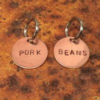Pork N' Beans Lustiges Haustier Id-Tag-Set - Handgestempeltes Aluminium, Messing, Kupfer von WowieGoods