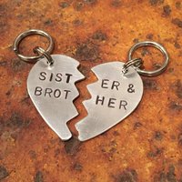 Handgestempeltes Sister & Brother Hundemarken Set - Herzhälften, Geschwistergeschenk von WowieGoods