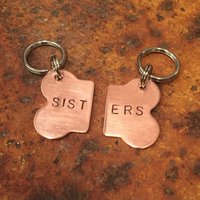 Sister Dog Tag Set - Handgestempelte Knochenanhänger, Haustier-Id Für Geschwister von WowieGoods