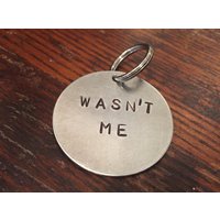 Wasn't Me Handgestempelte Haustiermarke - Lustige Hunde-/Katzenmarke, Aluminium, Messing, Kupfer von WowieGoods