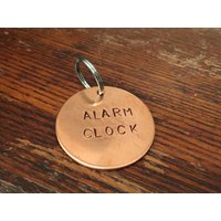 Wecker Haustiermarke - Handgestempeltes Kupfer, Messing Oder Aluminium von WowieGoods