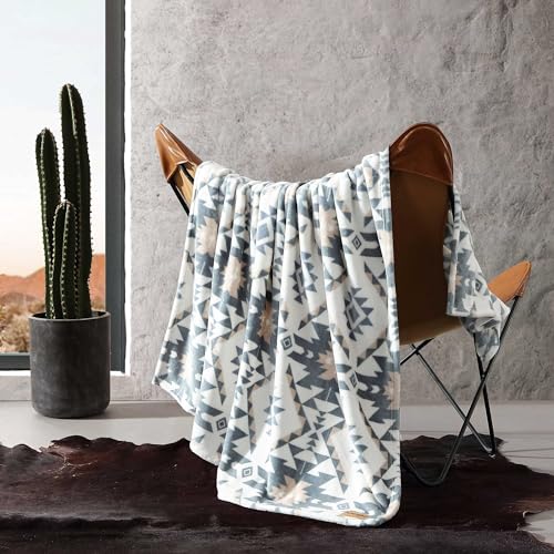 Wrangler Überwurfdecke, weiche Plüsch-Fleece-Bettwäsche, Western-Dekor für Bett oder Couch (Dakota-Grau, 127 x 152,4 cm) von Wrangler