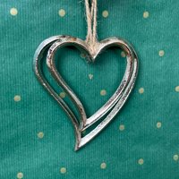 stilvolles Paar Silber Metall Hängende Herzdekorationen Weihnachtsbaum 12 Und 10 cm Mit Juteschnur Aufgehängt von WreathArtGifts