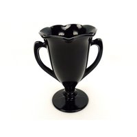 8" Schwarze Amethyst Glas Trophäen Vase, Zwei Griffe, Runder Fußfuß, Lite Schäden von WrenLane