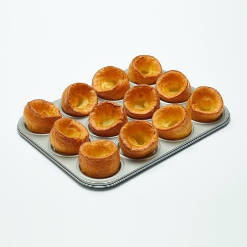 Wrenbury Gehärtetes Yorkshire-Pudding-Backblech für 12 Tassen, silberfarbene flache Yorkshire-Puddingform, ideal für Kröte im Loch und Marmeladen-Torten, antihaftbeschichtet von Wrenbury