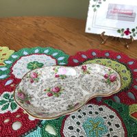 Vintage 1940Er Jahre James Kent China June Roses 5020 Chintz Tee Und Toast Hostess Tennis Teller - Rosa Rosen Mit Goldfiligran Eingefasst in Gold von WrightOnVintageWares