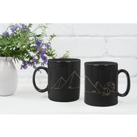 Große Pyramiden Ägyptens - Elegante Line Art Travel Collection | Schwarze 11Oz Kaffeetasse Mit Goldener Illustration von WuWeiDesignsStore