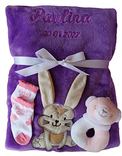 Wuff-Dogsworld Babydecke mit Namen Bestickt Zugabe Babysocken Babyrassel Greifling Baby Taufe (lila Hase) von Wuff-Dogsworld