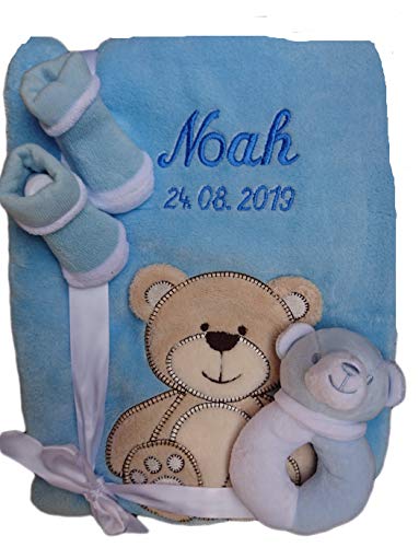 Wuff-Dogsworld Babydecke mit Namen Bestickt Babysocken Babyrassel Greifling Baby Geschenk Geburt Taufe (hellblau Bär) von Wuff-Dogsworld