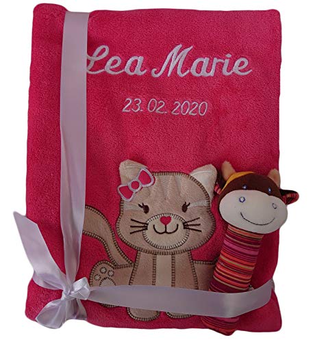 Wuff-Dogsworld Babydecke mit Namen Bestickt Babyrassel Greifling Baby Geschenk Geburt Taufe (Himbeer Katze) von Wuff-Dogsworld
