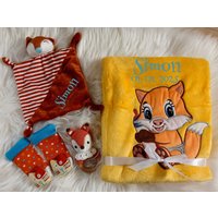 Baby Geschenk Set Fuchs Aus Babydecke Kuscheltuch Rassel Mit Namen Bestickt Geschenkset Taufe Geburt Mädchen Junge Boy Blanket Party Gelb von WuffDogsworld