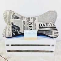 Leseknochen Zeitung Newspaper 2 Verschiedene Stoffe Blau Deko Kissen Nackenkissen Geschenk Sofakissen Entspannen Bücherstütze Relaxkissen von WunderStil