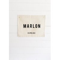 Personalisierte Flagge Banner Mit Namen | Coolest Kid in Town Neu Der Crew Stoffwimpel Mkt Baby Geburtsposter Stoff Leinwand Personalisierte Flagge Banner Mit Namen | Coolest Kid in Town Neu Der Crew Stoffwimpel Mkt Baby Geburtsposter Stoff Leinwand von WunderlichWohnen