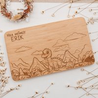Frühstücksbrett Personalisiert Für Kinder Mit Dinos Als Kindergeschenk Zur Geburt Oder Werdende Eltern - Dinosaurier von Wunderstueckchen