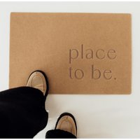 Fußmatte Place To Be./Schmutzmatte Bestickt Türmatte Nadelfilzmatte Einzugsgeschenk Einrichtung Eingangsbereich Willkommen von WunderwerkByLuisa