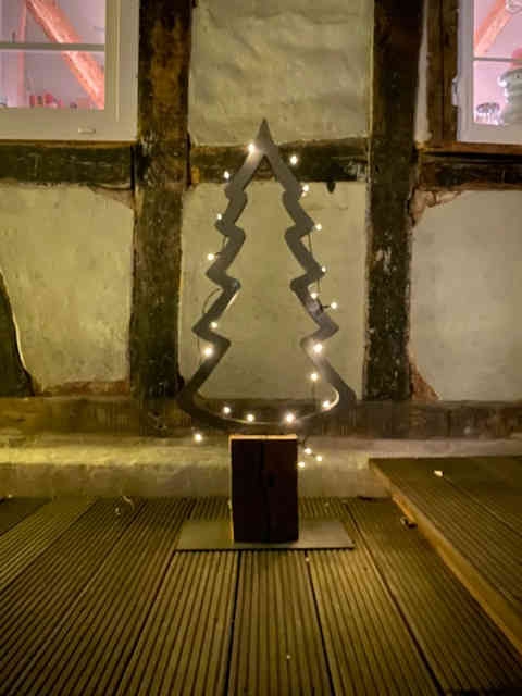 Christbaum mit Holzfuß in rostig Christbaum mit Holzfuß in rostig von Wupperkotten