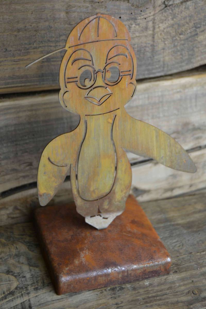 Pinguin " Walbert" mit Zierkappe Pinguin " Walbert" mit Zierkappe von Wupperkotten