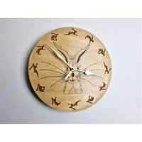 The Smiling Hare Dark Wood Wanduhr, Hasenbild, Rustikale Uhr, Holzuhr, Holzhasen. Geschenk, Design Uhr von Wurzill