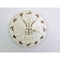 The Smiling Hare Light Wood Wanduhr, Hasenbild, Rustikale Uhr, Holzuhr, Holzhasen. Geschenk, Design Uhr von Wurzill