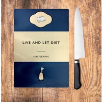 Live & Let Diet James Bond Schneidebrett. Ian Fleming Geschenk. Die Schneidebrett Homeware. Fan von WutheringWrites