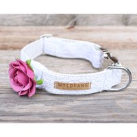 Hochzeits-Hundehalsband Mit Weißer Spitze Und Blüte, Fuchsia-Farbene Rose | Abnehmbar, Größenverstellbar Hochzeits-Hundehalsband Mit Weißer Spitze Und Blüte, Fuchsia-Farbene Rose | Abnehmbar, Größenverstellbar von WyldfangArtsAndCraft