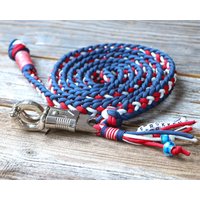 Personalisierter Anbindestrick/Führstrick Für Pferde Rot-Blau-Weiß Isländer - Island Farben Wahlweise Mit Panikhaken Oder Karabiner von WyldfangArtsAndCraft