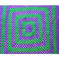 Vintage Handgemachte Grüne Und Lila Häkel Oma Quadrat - Afghan Throw 1980Er Jahre Vintage Handgemachte Grüne Und Lila Häkel Oma Quadrat - Afghan Throw 1980Er Jahre von WylieOwlBoutique