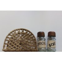 Vintage Jute Twine Serviettenhalter Mit Passenden Salz Pfefferstreuern 1980Er Jahre Vintage Jute Twine Serviettenhalter Mit Passenden Salz Pfefferstreuern 1980Er Jahre von WylieOwlBoutique