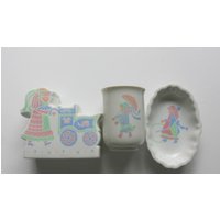 Vintage Lynn Hollyn Toscany Porzellan Toyland Badezimmer Tasse - Zahnbürstenhalter Seifenschale Set 1980Er Jahre Vintage Lynn Hollyn Toscany Porzellan Toyland Badezimmer Tasse - Zahnbürstenhalter Seifenschale Set 1980Er Jahre von WylieOwlBoutique