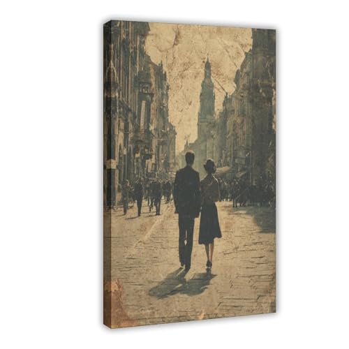 XVHOGAS Leinwandposter "A Couple Strolling Down The Street in The 1940s", Wandkunst, Dekor, Bild, Gemälde für Wohnzimmer, Schlafzimmer, Dekoration, 50 x 75 cm XVHOGAS Leinwandposter "A Couple Strolling Down The Street in The 1940s", Wandkunst, Dekor, Bild, Gemälde für Wohnzimmer, Schlafzimmer, Dekoration, 50 x 75 cm von XVHOGAS