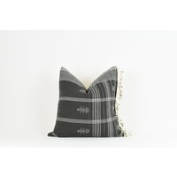 Efeu - Graues Und Weißes Baumwollkissen Mit Müttern von XasminInteriorsShop