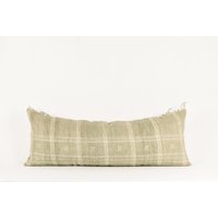 Natalie Fringe Langer Lendenwirbel - Gewebter Wollbeige-Salbeigrün-Kissenbezug von XasminInteriorsShop