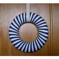 Kranz Um Selbstgestalten Türkranz Moderner Gestrickter #873882343 von XaversFactory