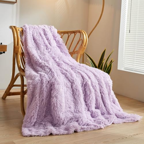 XeGe Luxuriöse Flauschige Couchdecke - Sofa Kuscheldecke, warme winterliche Sofadecke, hochwertige Kunstpelz-Decke, zottelige Plüschdecke, 127x152 cm pelzige Wohndecke für Couch, Lavendel von XeGe