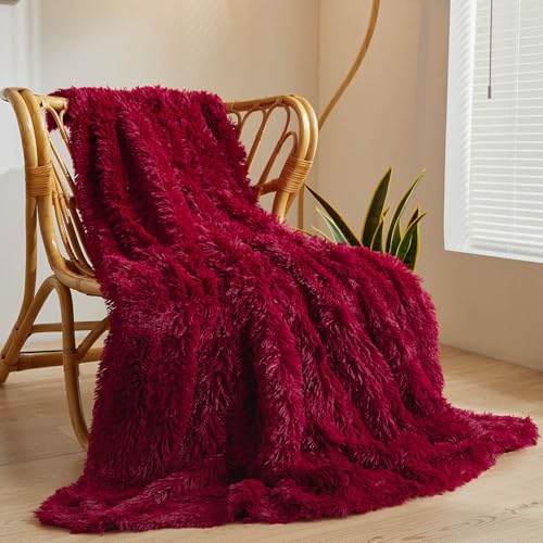 XeGe Luxuriöse Flauschige Couchdecke - Sofa Kuscheldecke, warme winterliche Sofadecke, hochwertige Kunstpelz-Decke, zottelige Plüschdecke, 127x152 cm pelzige Wohndecke für Couch, Rot von XeGe
